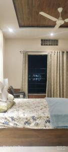Un dormitorio con una cama grande con ventana. en Oh lovely Lake, en Udaipur