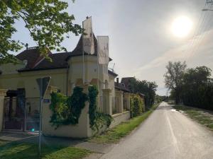 Το κτήριο όπου στεγάζεται  το διαμέρισμα +10 φωτογραφίες