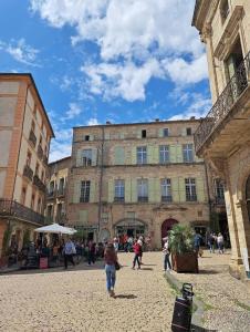 a group of people walking in a courtyard in a building at -Belle vue-Villa duplex-AC-jardin-parking in Alignan-du-Vent