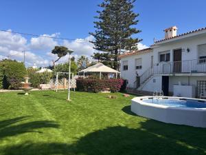 Taman di luar Casa Geminis Vinaròs