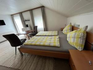 Łóżko lub łóżka w pokoju w obiekcie Gästehaus Jedinger