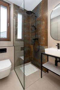 ein Badezimmer mit Dusche, Toilette und Waschbecken in der Unterkunft Apartamenty Piaskowa 11 in Gąski + 32 Fotos