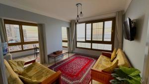 TV in/ali zabaviščno središče v nastanitvi No AC - Vintage Modernized Sea View Apartment