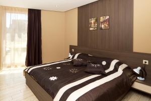 A bed or beds in a room at Aparthotel Paradiso