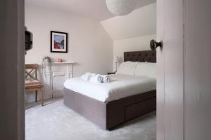 a bedroom with a bed with two towels on it at Fantastic 2BD Victorian Apt - 4 adults & 1 child in Lewes