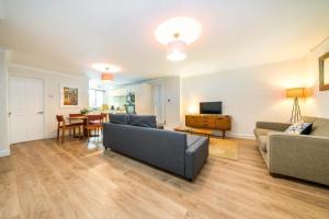 a living room with a couch and a table at NEW Cosy 1BD Flat close to Kew Gardens Richmond in London