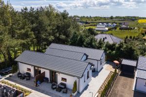 eine Luftansicht eines Hauses mit Dach in der Unterkunft Apartamenty Piaskowa 11 in Gąski