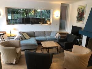 a living room with a blue couch and chairs at Villa Prune 200m 5 chambres avec piscine et garage in Aix-les-Bains