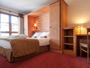 a bedroom with a large bed and a window at Résidence Les Sources de Marie - ARCS 1950 in Arc 1950