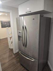 Φωτογραφία από το άλμπουμ του Cozy 2-Bedroom Suite 5 Minutes Walk to Chestermere Lake σε Chestermere