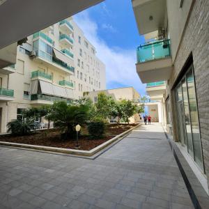 une passerelle au milieu d'un bâtiment dans l'établissement JRL Residence, à Vlorë 31 autres photos