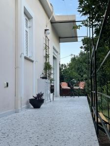 Elle offre une vue extérieure sur une maison blanche dotée d'une terrasse. dans l'établissement A1 Kalamata Rent, à Kalamata