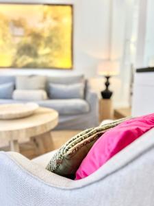 Posezení v ubytování TauberChalet I Privates Boutique-Ferienhaus mit Whirlpool, Sauna, Garten, Naturmagie & ZellBoost