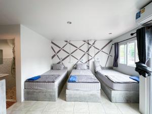 タオ島にあるLucky house Koh Taoのベッドが2つと窓のある部屋