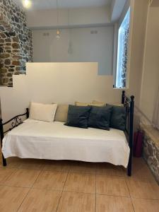 Cama en habitación con en Lithos Family Apartment, en Kalymnos