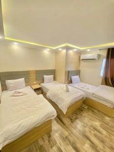 Un pat sau paturi într-o cameră la Pyramids Luxury Hotel