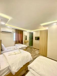 Un pat sau paturi într-o cameră la Pyramids Luxury Hotel