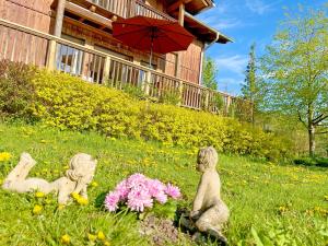 Ein Garten an der Unterkunft Chalet Attersee - ganzes Ferienhaus, Seeblick, Kamin, Sauna