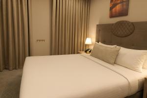 Una cama o camas en una habitación de Saraya Palace Hotel