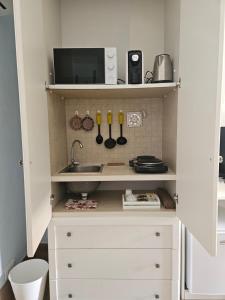 a kitchen with a sink and a microwave at La dépendance in Noci