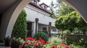 a house with a garden with flowers in front of it at Apartament 42 Loft - Pod Aniołem in Kazimierz Dolny +9 photos