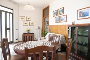 a dining room with a table and a chair at PP06 - Porto Potenza, trilocale con aria condizionata vicino al mare in Porto Potenza Picena