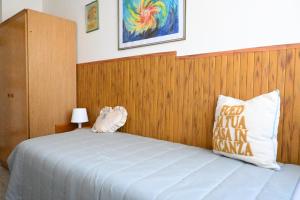 a bedroom with a bed with a wooden headboard at PP06 - Porto Potenza, trilocale con aria condizionata vicino al mare in Porto Potenza Picena