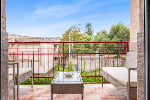 a balcony with a table and a view of a building at Accogliente e moderno Bivani a 2 minuti a piedi dalla spiaggia-centro con parcheggio riservato in Giardini Naxos