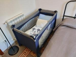 łóżeczko dziecięce z poduszką z Myszką Miki w obiekcie Olivuzza Apartment w mieście Palermo