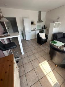 Una cocina y una sala de estar con un sofá y una mesa. en Oase für Reisende & Geschäftsleute, en Meerbusch 9 fotos más
