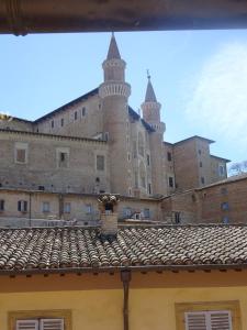 uma vista para um edifício com um telhado de azulejo em Torricini Skyline em Urbino