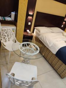 Postel nebo postele na pokoji v ubytování Roza Beach Aqaba + 4 fotografie
