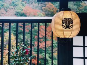 箱根町にある箱根つたや旅館の木々の景色を望むバルコニーのランプ