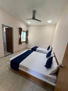 Hotel Darshan Palace - Near Dwarka Railway Station & Shree Dwarkadhish Temple客房内的一张或多张床位