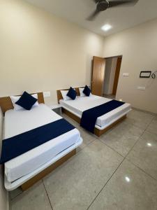 Hotel Darshan Palace - Near Dwarka Railway Station & Shree Dwarkadhish Temple客房内的一张或多张床位