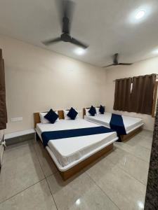 Hotel Darshan Palace - Near Dwarka Railway Station & Shree Dwarkadhish Temple客房内的一张或多张床位