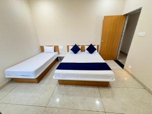Hotel Darshan Palace - Near Dwarka Railway Station & Shree Dwarkadhish Temple客房内的一张或多张床位