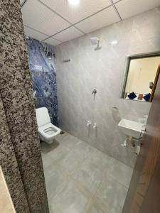 德瓦尔卡Hotel Darshan Palace - Near Dwarka Railway Station & Shree Dwarkadhish Temple的带马桶和水槽的浴室