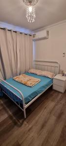 Una cama en un dormitorio con una lámpara de araña. en check in 11am check out 2pm in Riverton, en Perth