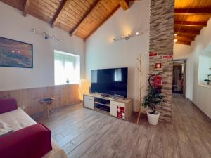 TV a/nebo společenská místnost v ubytování Monte Maltezinho