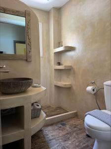 A bathroom at Akrotiri B&B