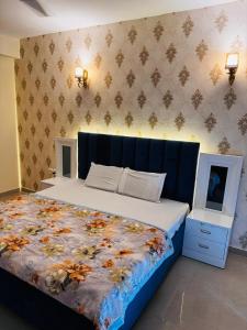 Postel nebo postele na pokoji v ubytování ZOOMSTAY, Gomti Nagar Extension, Near Palassio Mall & Ekana Stadium, Lucknow