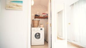 a laundry room with a washer and a washing machine at Villa Nuria by HR COSTABRAVA in Platja d'Aro