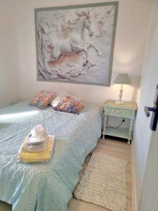 1 dormitorio con 1 cama y una foto de un caballo en Aquedarte, en Lisboa 24 fotos más