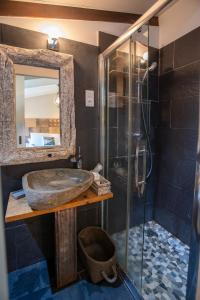 Koupelna v ubytování Auberge U Mulinu + 19 fotografií
