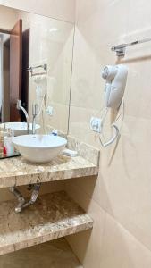 a bathroom with a sink and a blow dryer at Apto Alemanha no centro de Ribeirão Preto SP in Ribeirão Preto +19 photos
