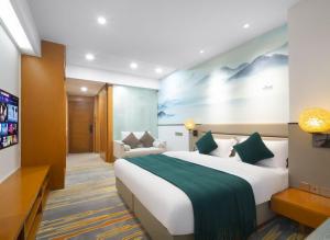 Una habitación de hotel con una cama grande y un televisor. en SanYa Summer Seaview Hotel, en Sanya 13 fotos más