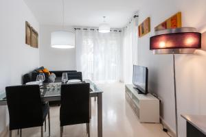 sala de estar con mesa de comedor y TV en My Loft 4 You Na Jordana, en Valencia