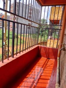 ThikaにあるUnique Place 1 Bedroom Thikaの建物が見えるバルコニー