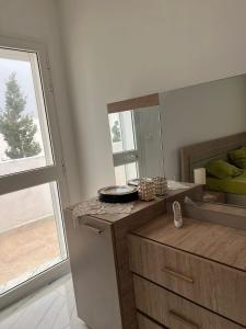 Un pat sau paturi într-o cameră la Magnifique étage de villa spacieuse a Monastir
